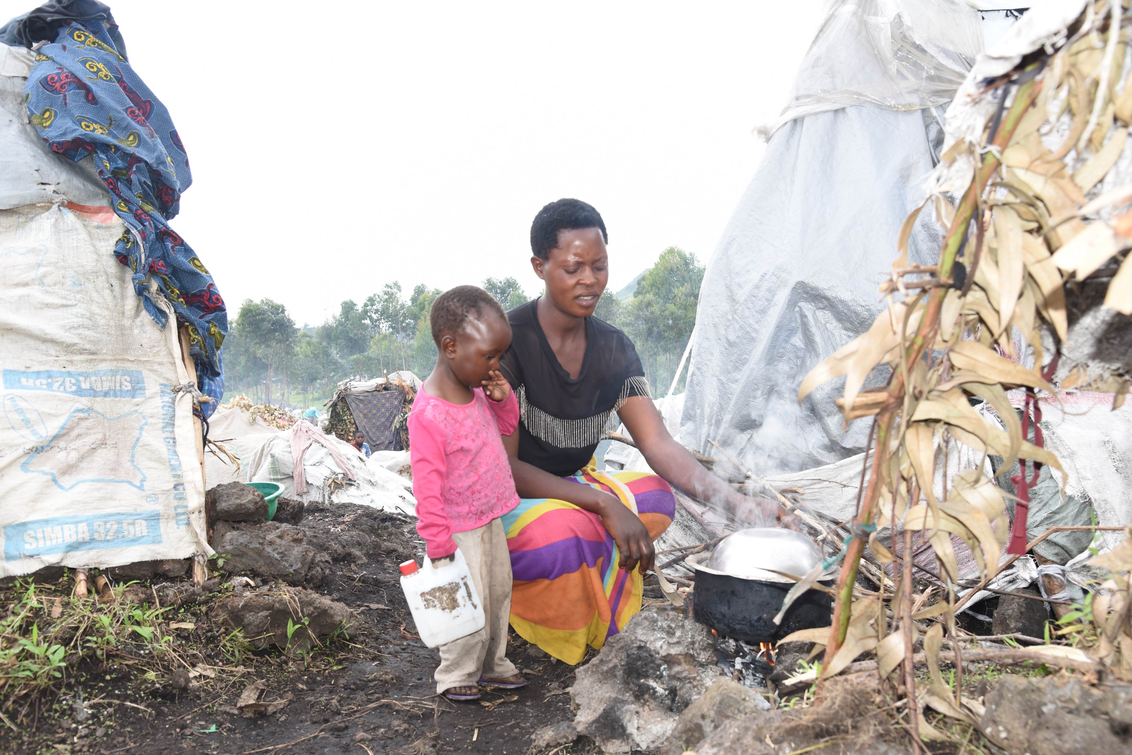 A mother tries to feed her child in DRC