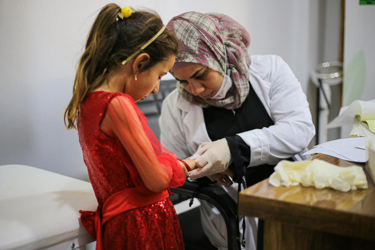 A Syrian girl is receiving treatment so that she is able to recover and regain her health.